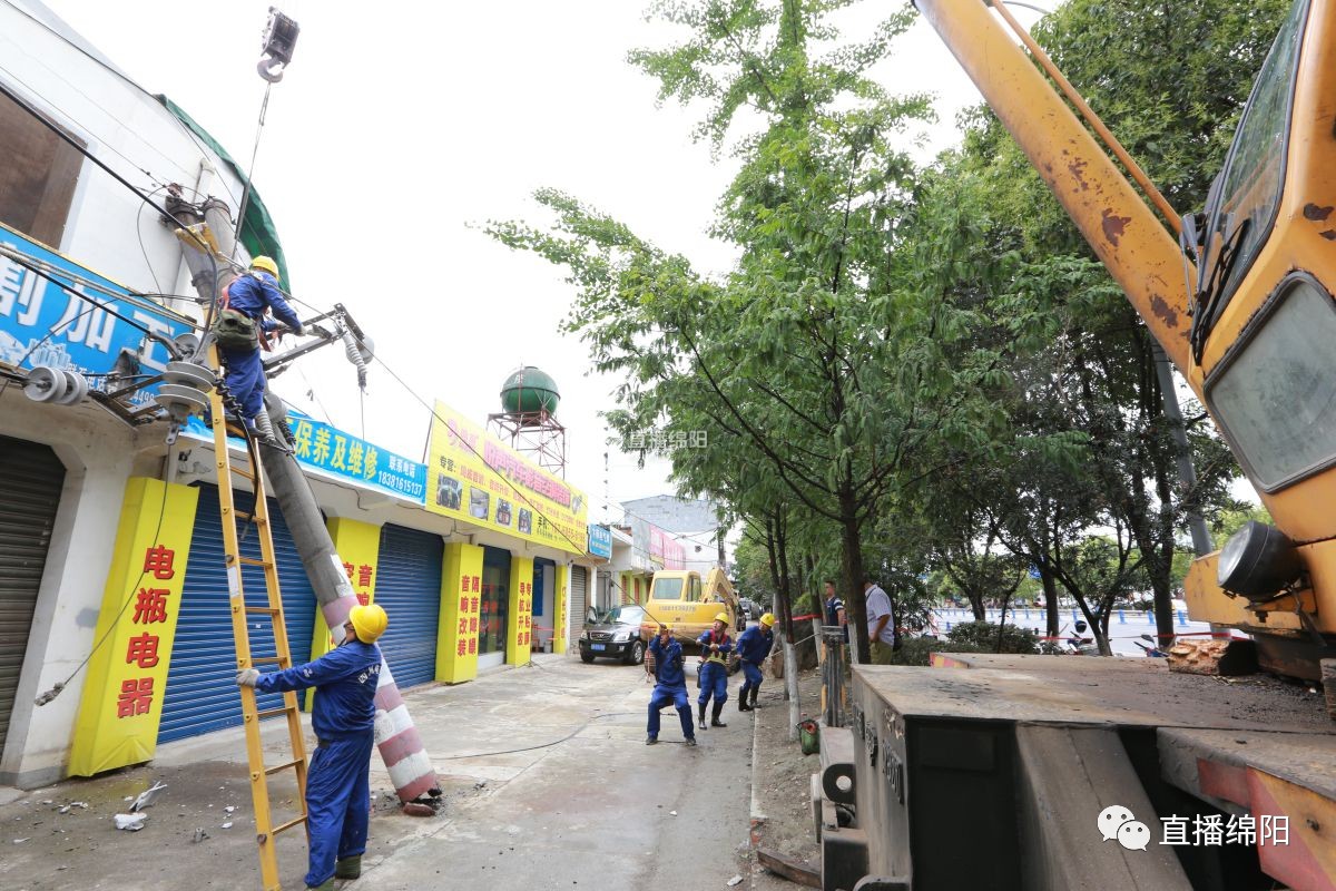 挖掘機誤挖電纜致斷電，電力人員徹夜搶修恢復民生供電